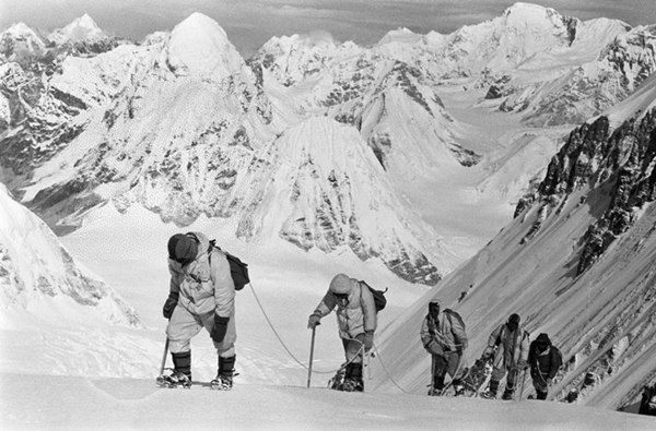 △1960年5月，中國登山隊隊員在海拔7150米的冰雪坡上行進。