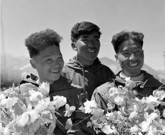 △1960年5月25日凌晨4點20分，中國登山隊隊員成功登上珠穆朗瑪峰。（右起）王富洲、貢布（藏族）和屈銀華。